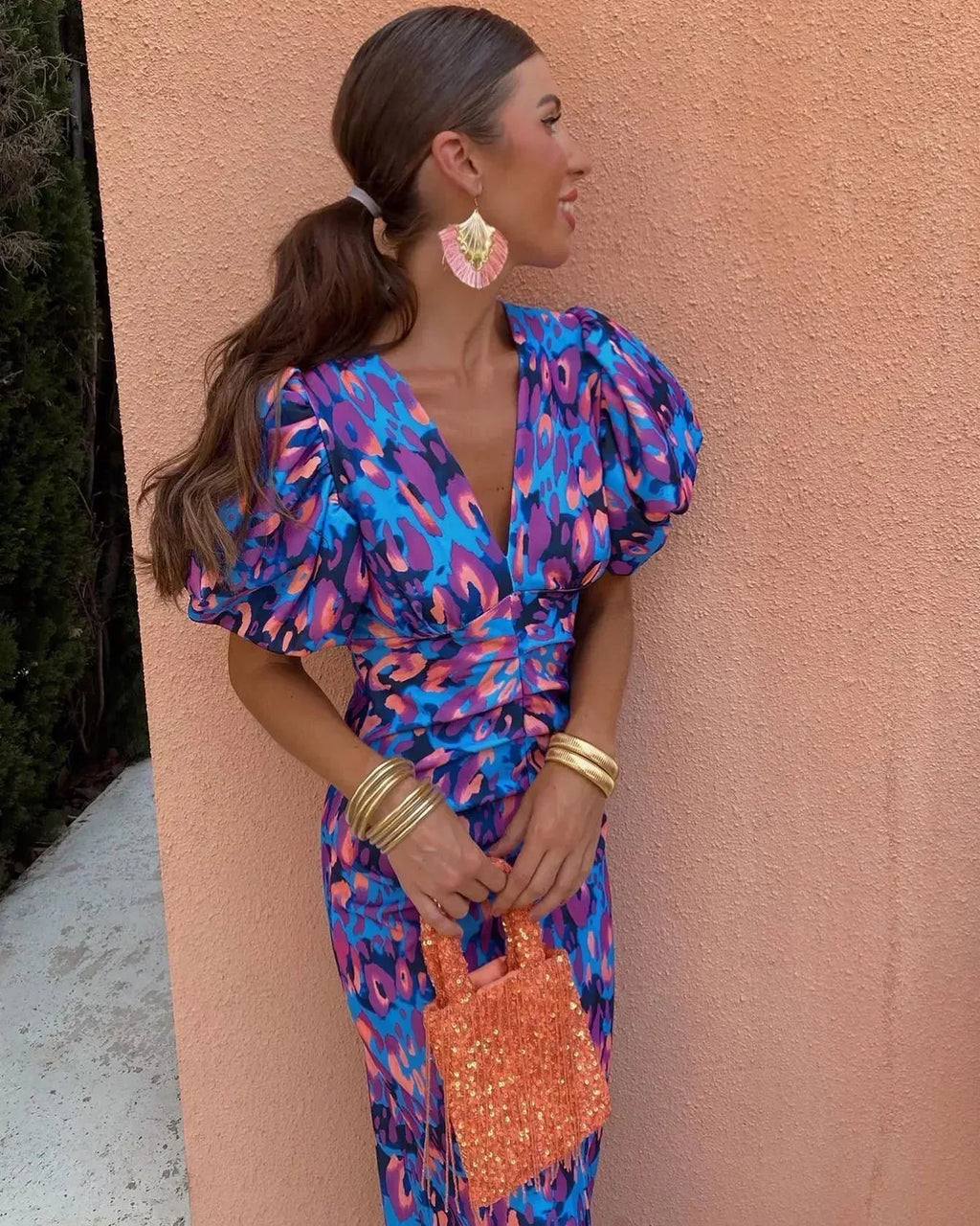 SIMONA | Elegant dress with a V-neck and puff sleeves