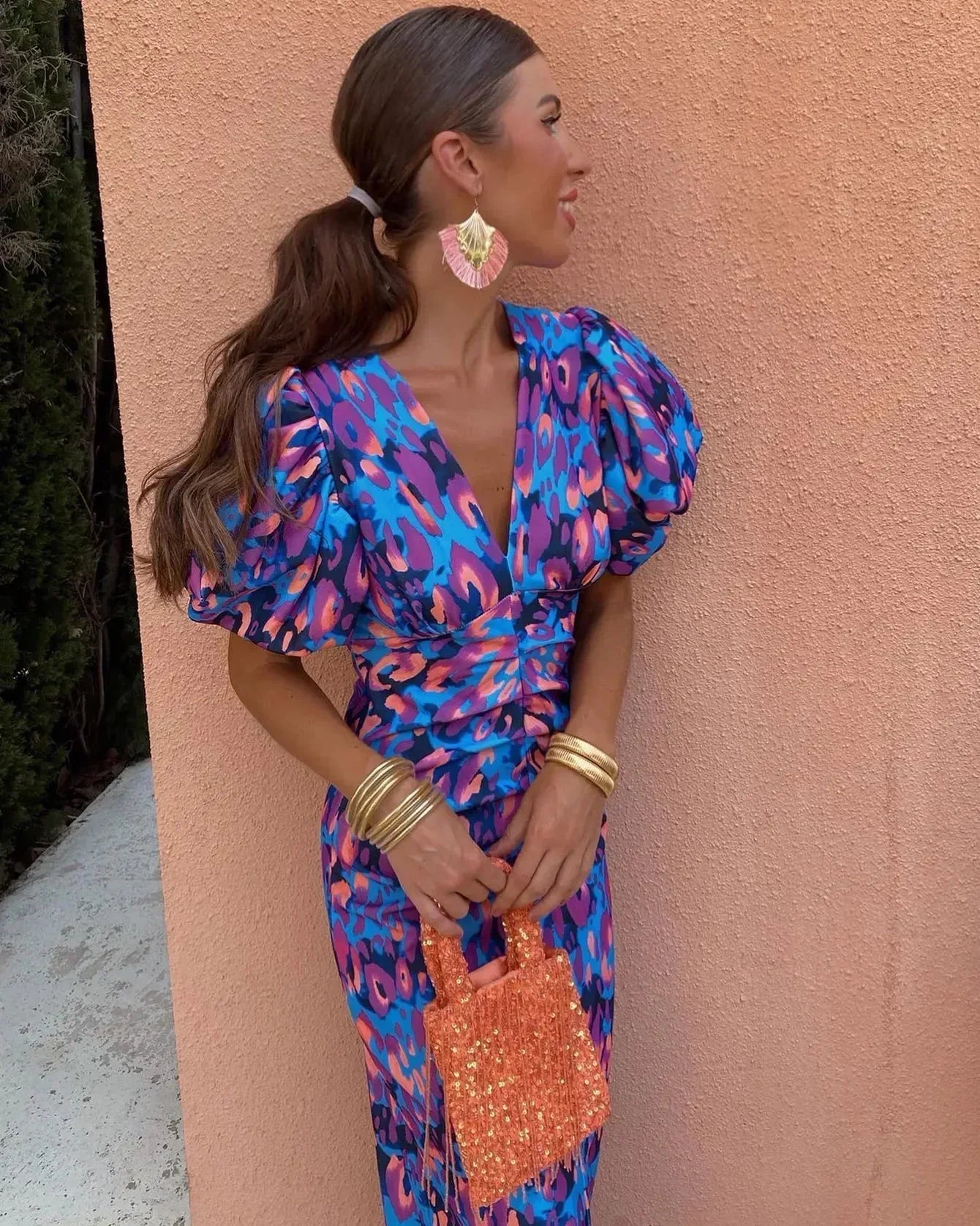 SIMONA | Elegant dress with a V-neck and puff sleeves